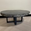 Couchtisch aus versteinertem Holz