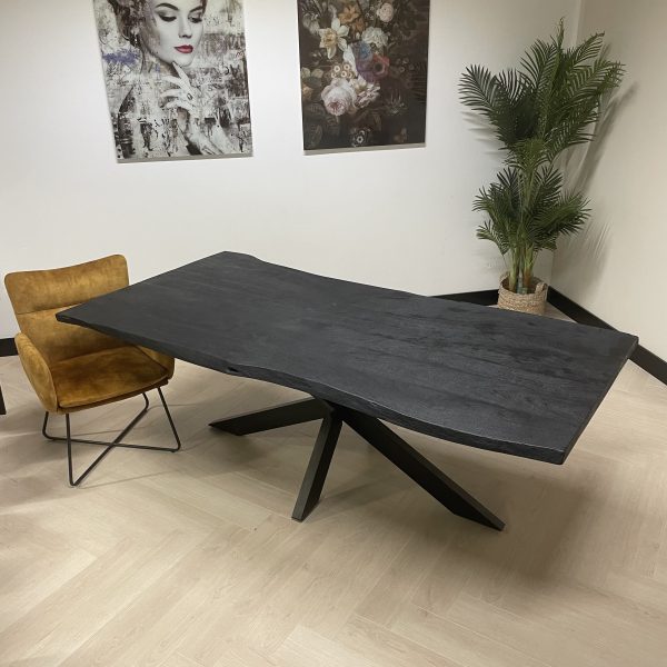 Zwarte boomstam tafel