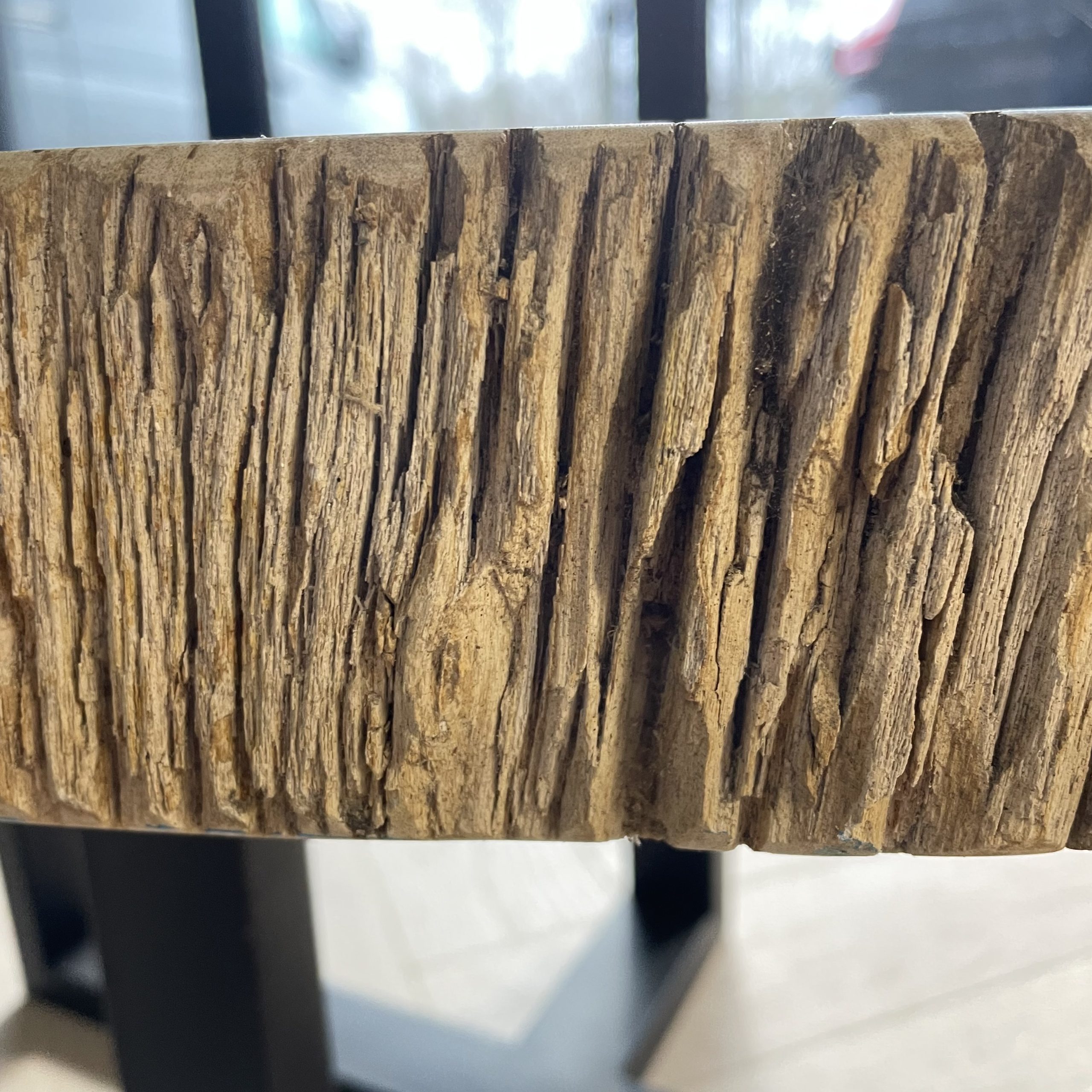 Couchtisch aus versteinertem Holz