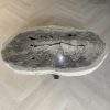 Couchtisch aus versteinertem Holz