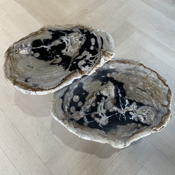 Couchtisch aus versteinertem Holz