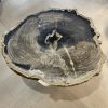Couchtisch aus versteinertem Holz