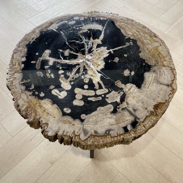 Couchtisch aus versteinertem Holz